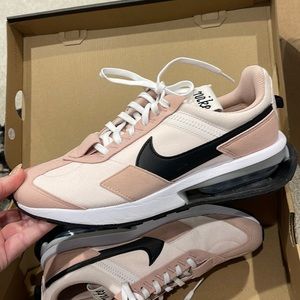 Nike women’s air max pre-day